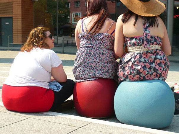 photo insolite une femme assise sur le trottoir