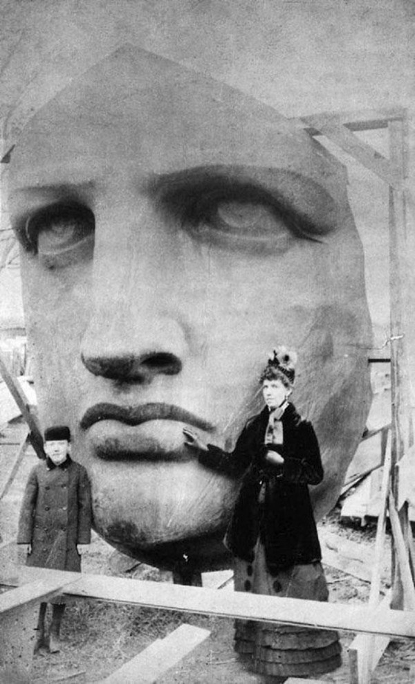 Le peuple américain pose devant la tête de la statue de la liberté déballée de la caisse en 1886