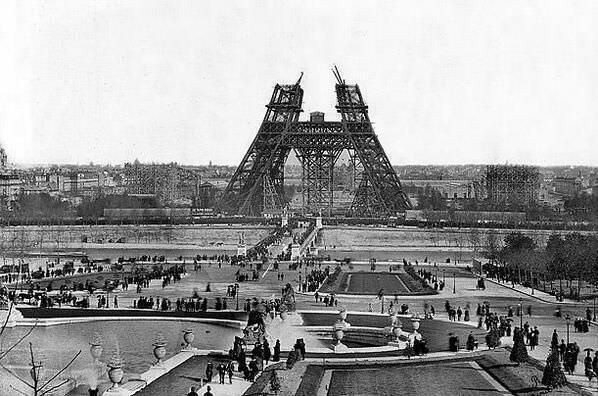 Construction de la Tour Eiffel en 1880, le premier étage vient d'être construit