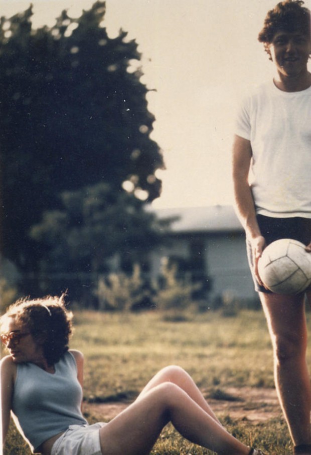 Bill Clinton et Hillary Rrodham jouent au Volleyball en 1971