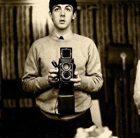 Paul McCartney pose en selfie -1959