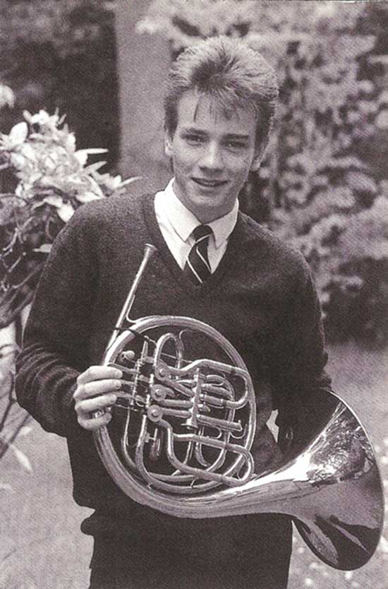 A-young-Ewan-McGregor-with-a-French-horn.jpg / Ewan McGregor jeune avec un cor français