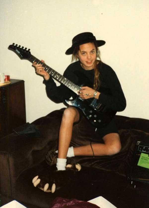 Angelina jolie joue à la guitare