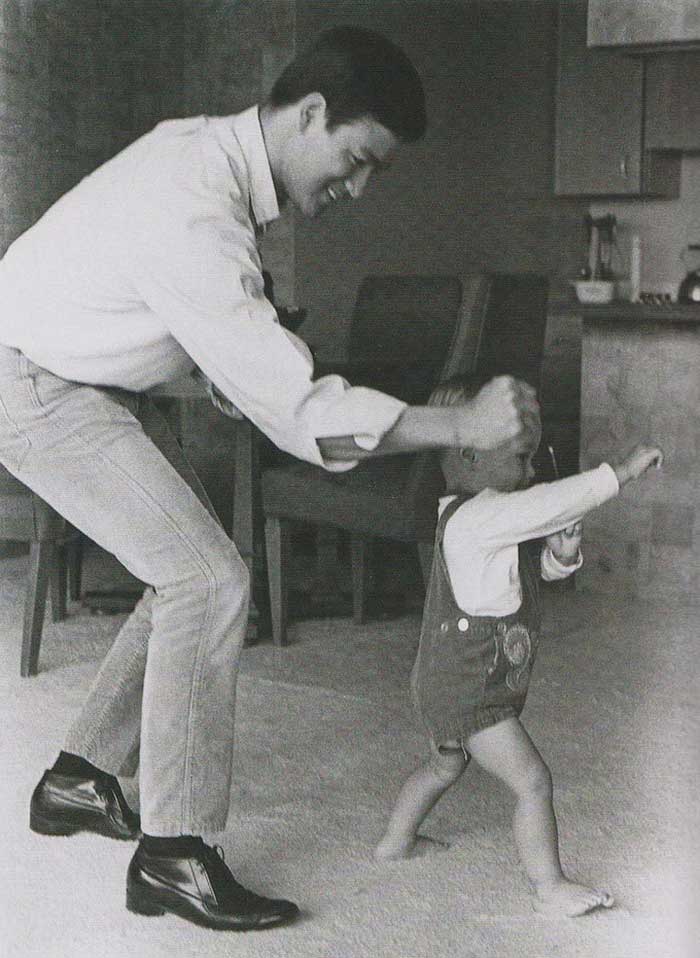 Bruce-Lee-and-Brandon-Lee /Bruce lee apprend à son fils de 4 ans Brandon lee à faire les mêmes mouvements de combat
© Photo sous Copyright