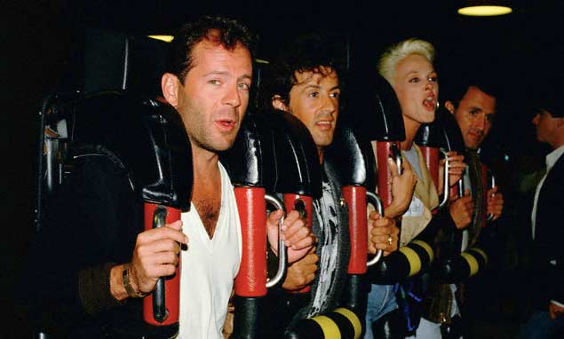 Bruce Willis, Sylvester Stallone, Brigitte Nielsen et Frank Stallone sur un manège Roller Coaster
© Photo sous Copyright
