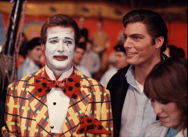Christopher-Reeve-taking-a-break-from-filming-Superman-III-and-visiting-Roger-Moore-on-the-set-of-Octopussy / Christopher Reeve prend une pause du tournage Superman III et rend visite à Roger Moore
sur le tournage du film "Octopussy" © Photo sous Copyright
