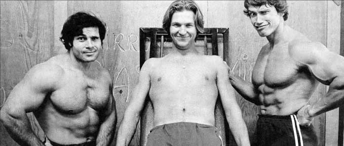 Franco Columbu, Jeff Bridges et Arnold-Schwarzenegger torses nus sur le tournage de "Stay Hungry" 
© Photo sous Copyright 