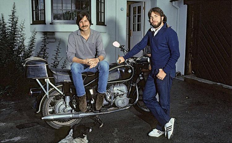 Steve Job sur une moto BMW et Steve Wozniak - 1980 © Photo : Ted THAI