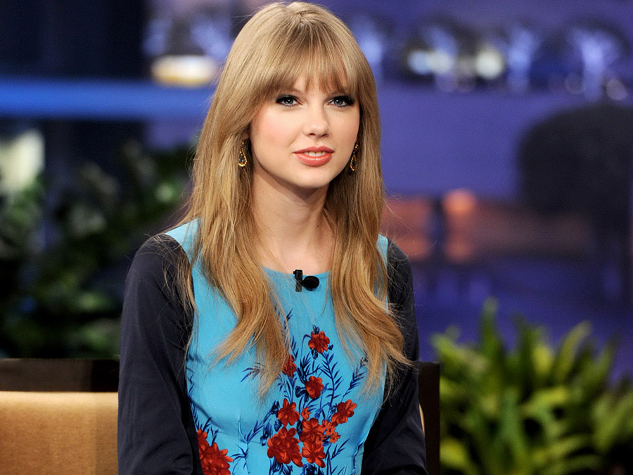 Taylor Swift in blue flower dress