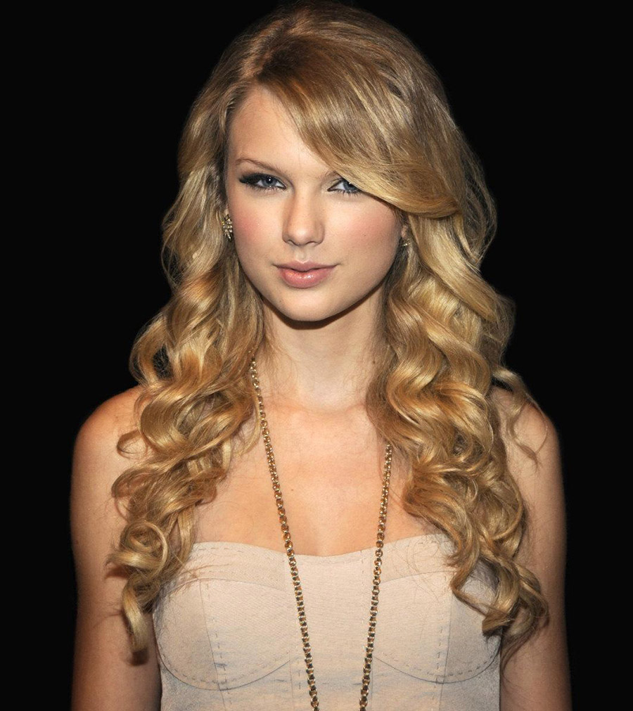 Taylor Swift with her beautiful wavy hair
