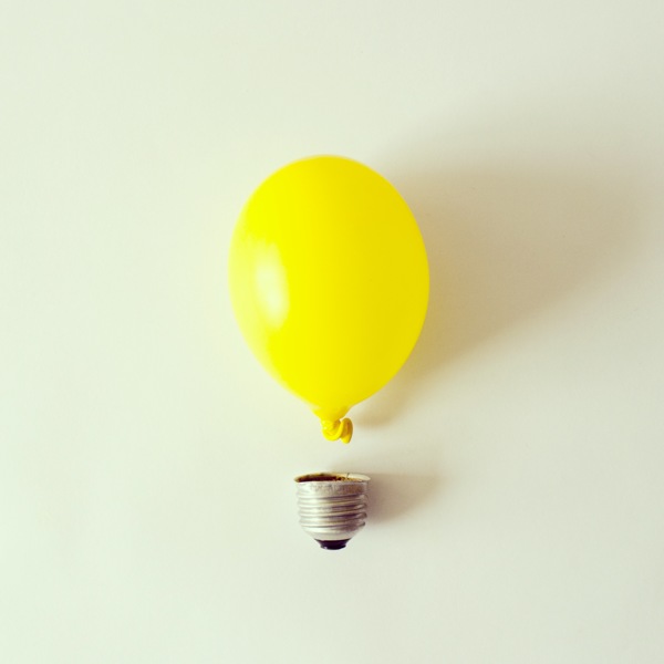javier-perez - un culot de lampe avec un ballon baudruche