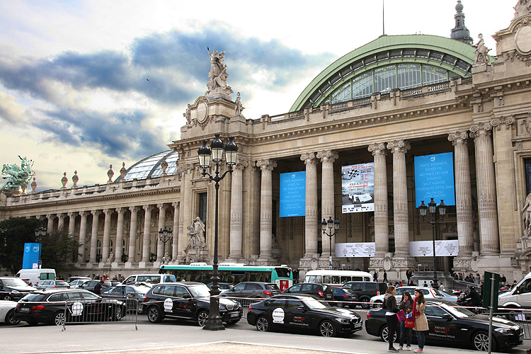 tour auto 2013 - Le Grand Palais - L'exposition de voitures commence dehors !© Photogriffon.com