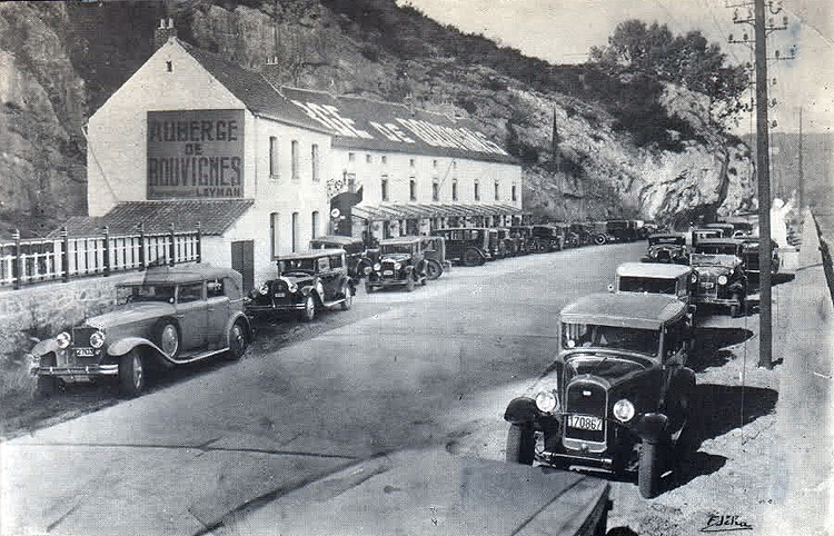 carte postale ancienne de villes et de vieilles voitures - auberge de bouvignes près de dinan en 1930