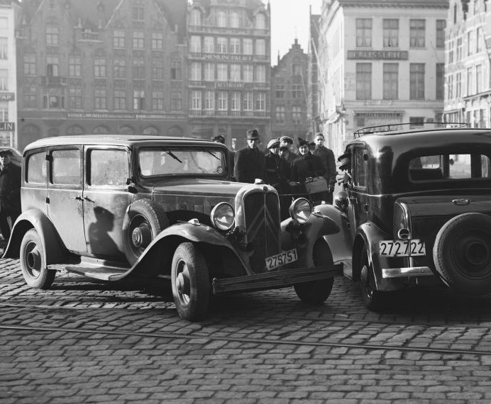 carte postale ancienne de villes et de vieilles voitures - bruges en 1939