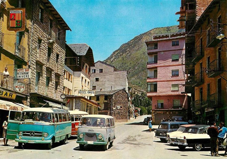 carte postale ancienne de villes et de vieilles voitures - encamp andorre