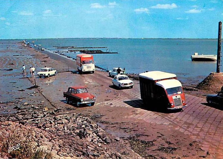 carte postale ancienne de villes et de vieilles voitures - ile de noirmoutier passage du gois - 1960