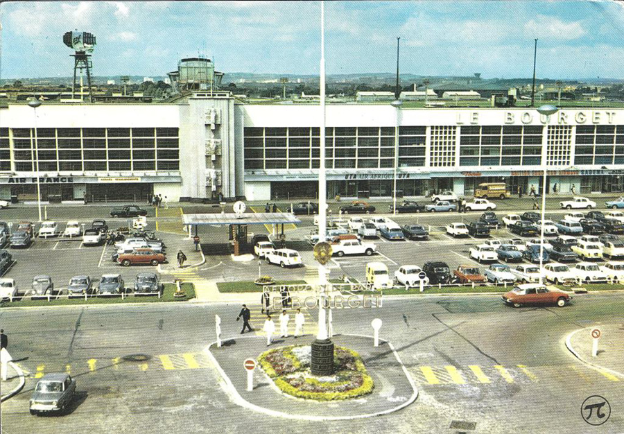 carte postale ancienne de villes et de vieilles voitures - aeroport du bourget en 1970