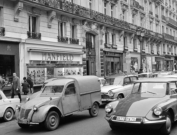 carte postale ancienne de villes et de vieilles voitures - paris avenue de l'opera dans les années 1960