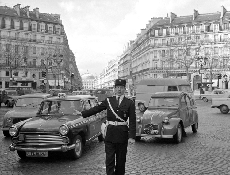 carte postale ancienne de villes et de vieilles voitures - paris en 1960