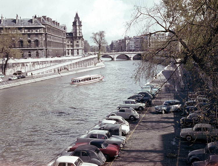 carte postale ancienne de villes et de vieilles voitures - paris en 1965 la seine et le 36 quai des orfevres
