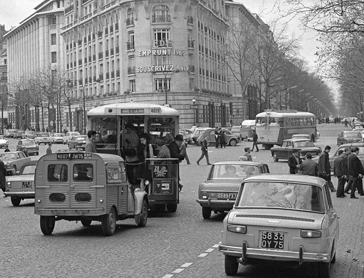 carte postale ancienne de villes et de vieilles voitures - paris boulevard haussman en 1960