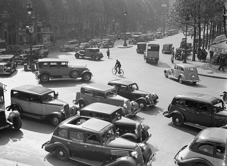 carte postale ancienne de villes et de vieilles voitures - paris rue royale dans les années 19300