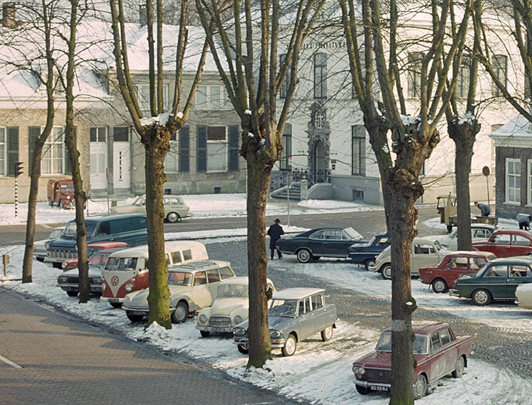 carte postale ancienne de villes et de vieilles voitures - parking a oosterhout nederland