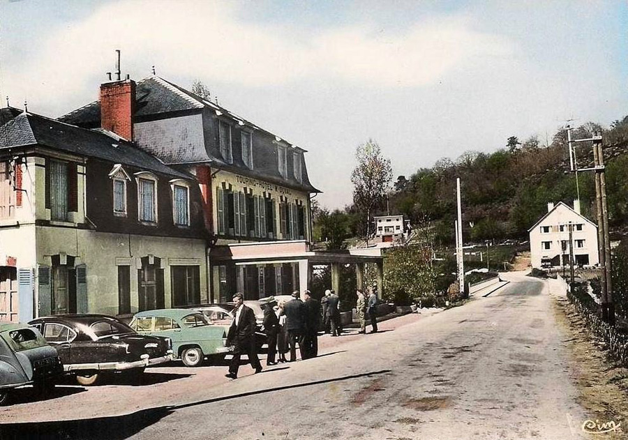 carte postale ancienne de villes et de vieilles voitures - saint leonard des bois dep 72