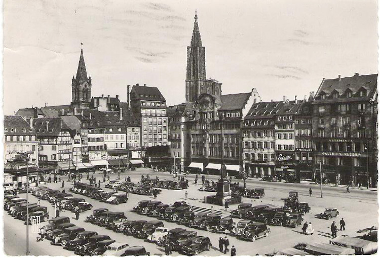 carte postale ancienne de villes et de vieilles voitures - strasbourg place klebert après la guerre