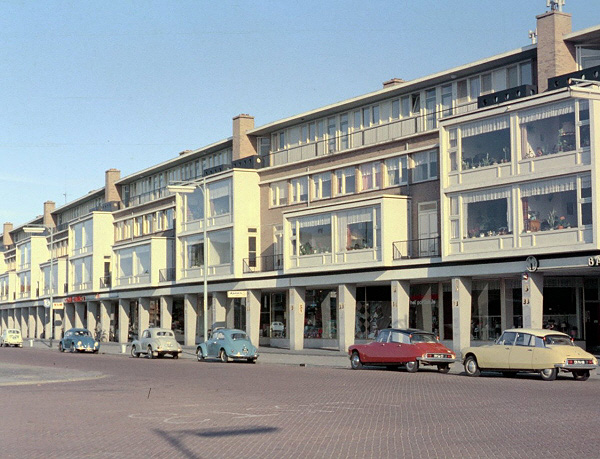 carte postale ancienne de villes et de vieilles voitures - roosendaal nederland en 1960