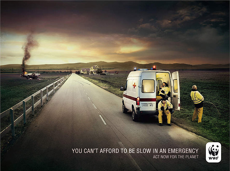 des ambulanciers sont tranquille dans la nature , joue et boivent un coup pendant q'une voiture est accidentée Vous ne pouvez pas vous permettre d'être lent en cas d'urgence © WWF