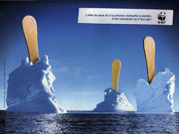 des iceberg avec un énorme baton en bois planté comme une glace L'effet de serre dù à la pollution réchauffe la planète. C'est maintenant qu'il faut agir © WWF
