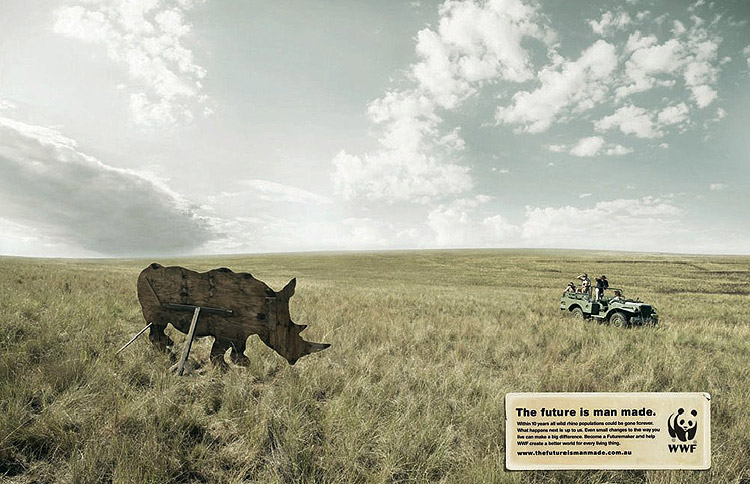 des rhinocéros en bois dans la savane. the future is man made © WWF