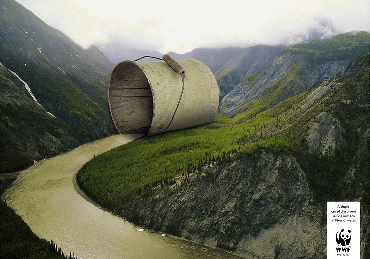 un énorme pot de peinture sale, verse sa peinture dans le fleuve en haute montagne © WWF