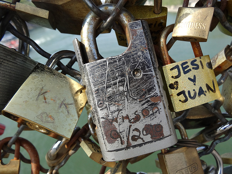 Les plus beaux cadenas du pont des arts à Paris -