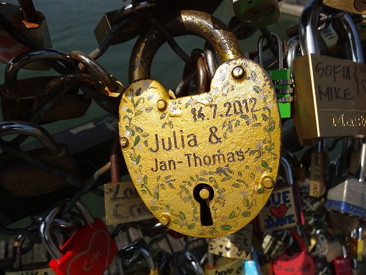 Les plus beaux cadenas du pont des arts à Paris - julia et thomas 2012
