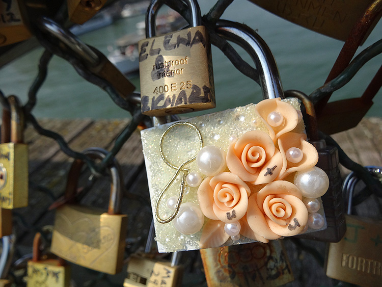 Les plus beaux cadenas du pont des arts à Paris -rose et perles