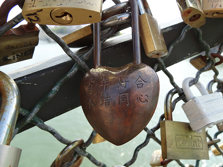 Les plus beaux cadenas du pont des arts à Paris - en forme de coeur chinois