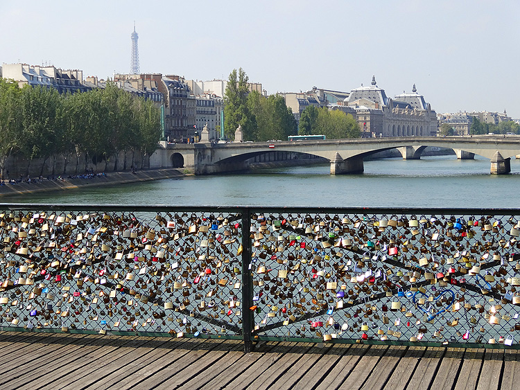 Les plus beaux cadenas du pont des arts à Paris -vue generale du pont