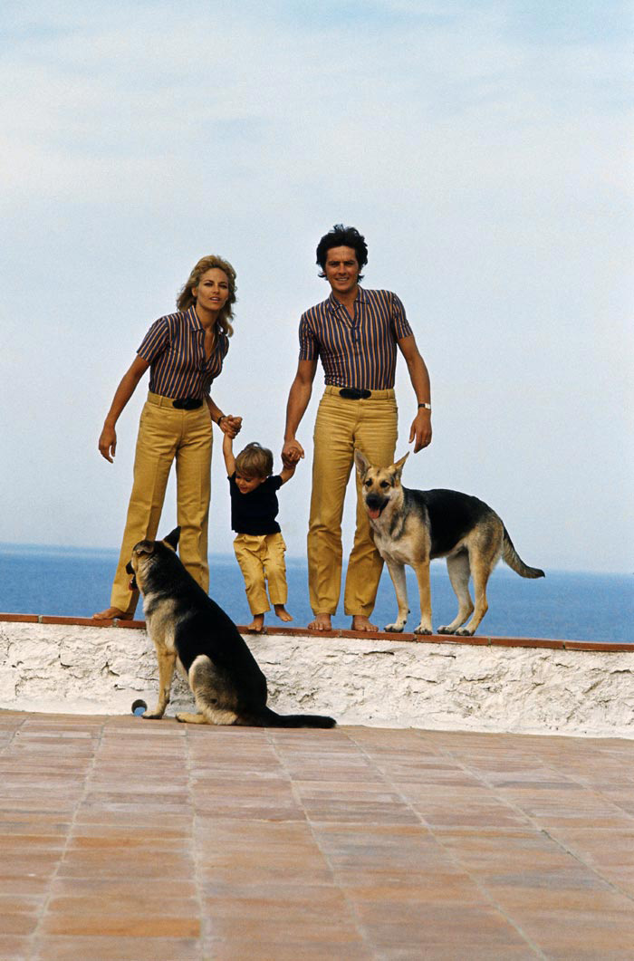 Alain Delon avec Nathalie Delon et leur fils Anthony, accompagnés de leurs chiens © Photo sous Copyright