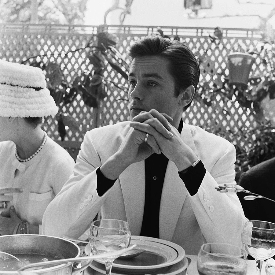 Alain Delon en costume blanc - 1962 © Photo sous Copyright