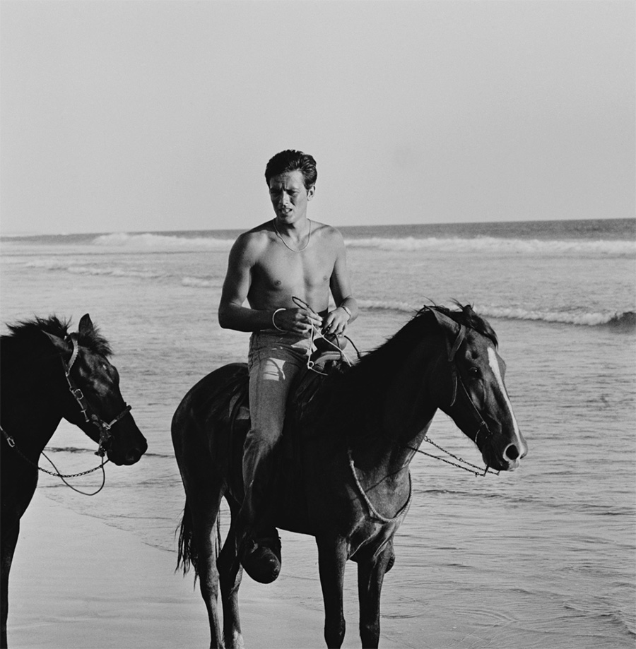 Alain Delon à cheval sur la plage - 1960 © Photo sous Copyright