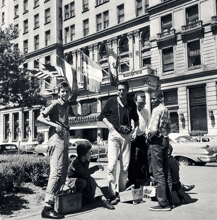 Alain Delon à New-York - 1958 © Photo sous Copyright