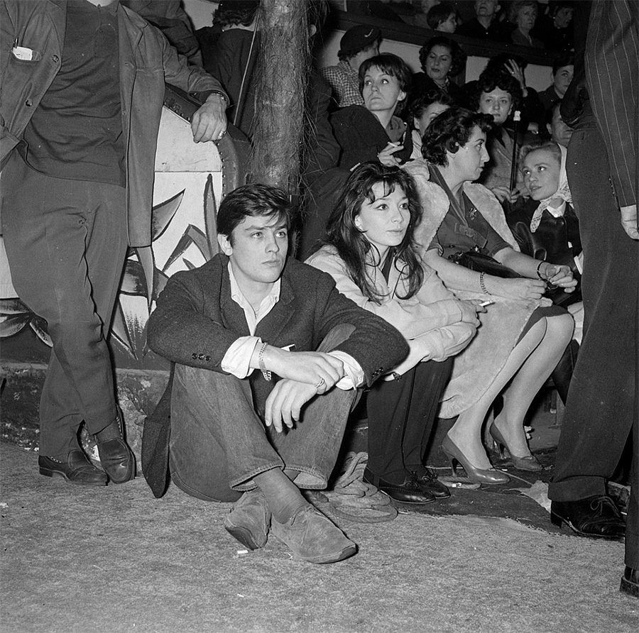 Alain Delon assis aux côtés de Juliette Gréco - 1960 © Photo sous Copyright