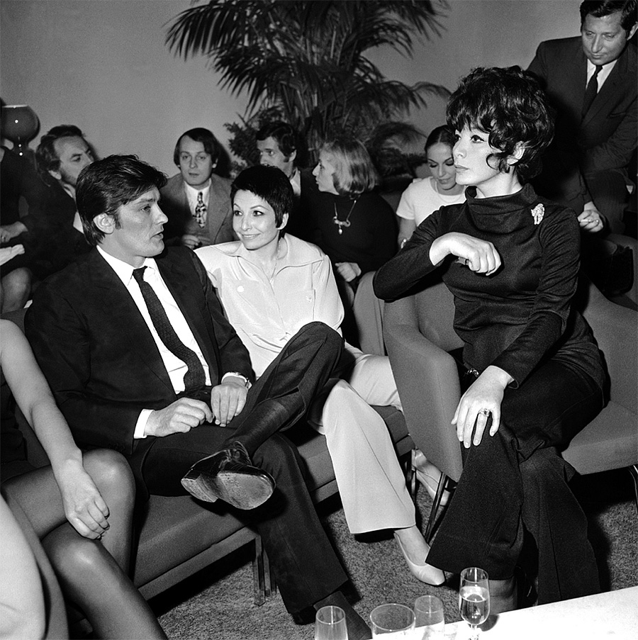 Alain Delon avec Zizi Jeanmaire et Juliette Gréco - 1970 © Photo sous Copyright