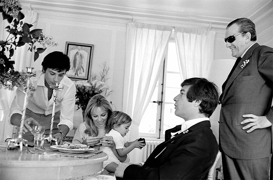 Alain Delon prépare le baptème de son fils Anthony Delon avec sa femme Nathalie, Jean-Claude Brialy et le réalisateur Luchiano Visconti