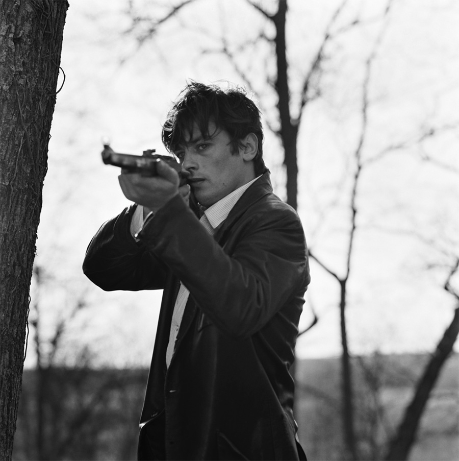 Alain Delon tire au fusil - 1960 © Photo : Walter Carone