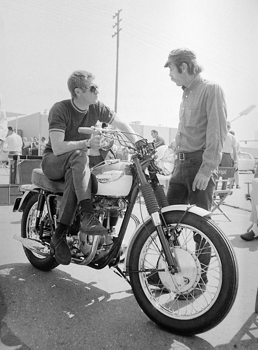 Barry Feinstein en pleine discussion avec son ami Steve McQueen © photo by : Barry FEINSTEIN 