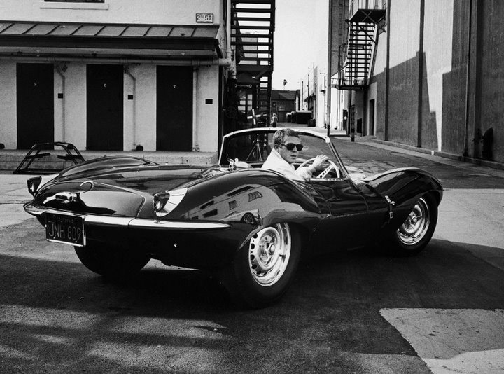 La fameuse Jaguar XK SS verte de Steve McQueen, photo prise dans des studios à Hollywood en 1963 © Photo by : John Dominis