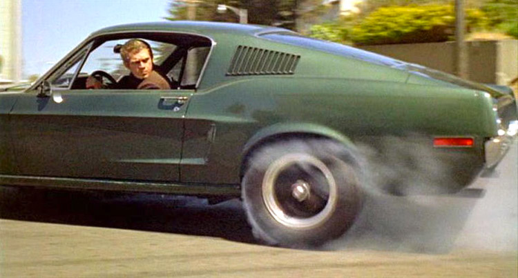 Steve McQueen au volant de sa Ford Mustang Fastback 1967 dans Bullit © Photo by : 